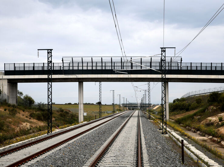 CLM celebra que Transportes descarte la opcin Toledo central del AVE a Extremadura