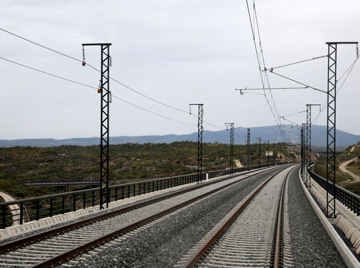 La Junta ve en el tramo TalaveraTalayuela un paso ms para la alta velocidad 