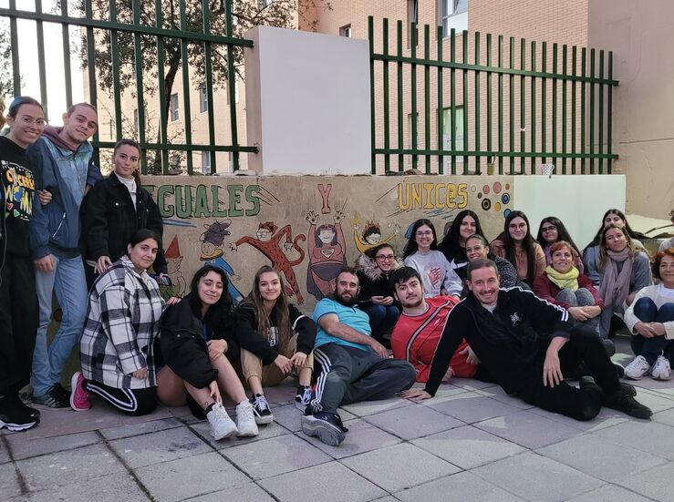 Alumnos del IES Al Qzeres colaboran con ASPAINCA en el mural colectivo IGUALES y NICOS