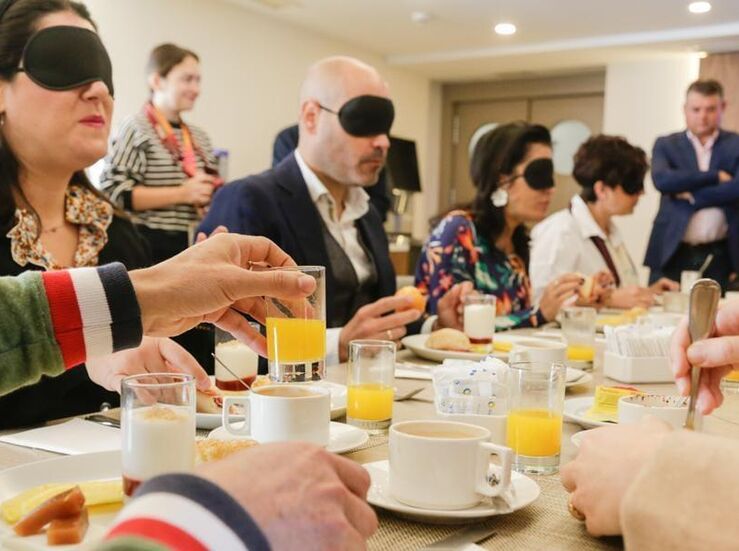 El Hotel Ilunion Las Lomas acoge un desayuno a ciegas como experiencia sensorial