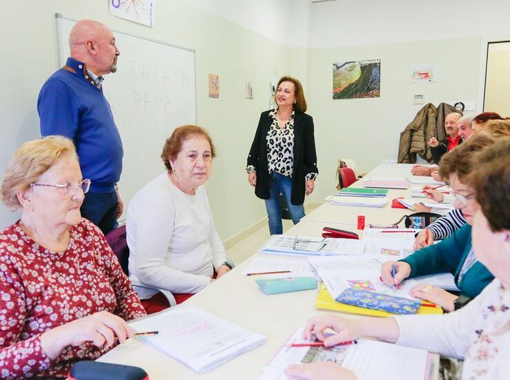 Mayores emeritenses asisten a un taller de entrenamiento cognitivo impartido por Cruz Roja