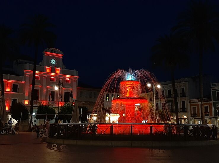 Mrida se ilumina de rojo por la procesin del aniversario de la Cofrada Infantil