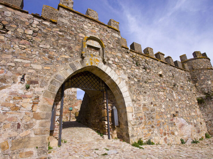 La Red de Patrimonio Histrico propone recorrer este Puente de Mayo castillos o palacios