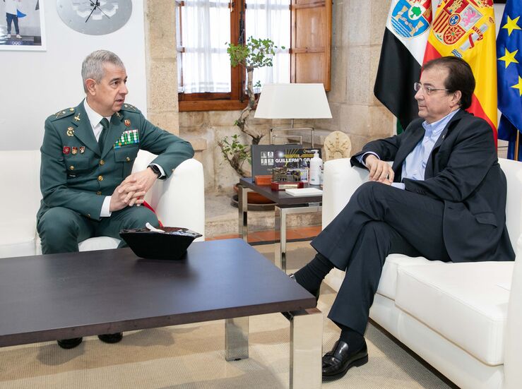 Vara recibe al nuevo general jefe de Zona de la Comandancia de la Guardia Civil de Badajoz