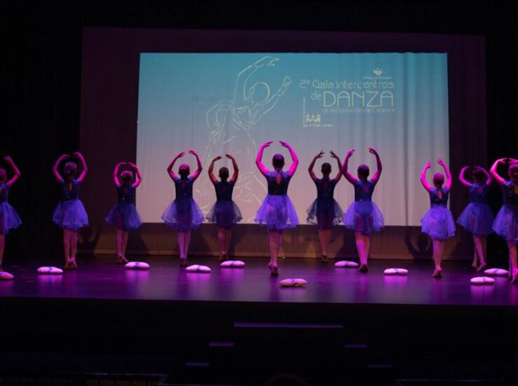 Unas 80 bailarinas participan en II Gala de Danza Intercentros de Diputacin de Cceres