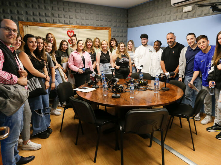 Alumnos de Alcuscar visitan las instalaciones de Radio Forum de Mrida