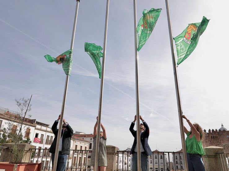 Las banderas del CP Cacereo y el Cacereo Femenino ondean en el Ayuntamiento