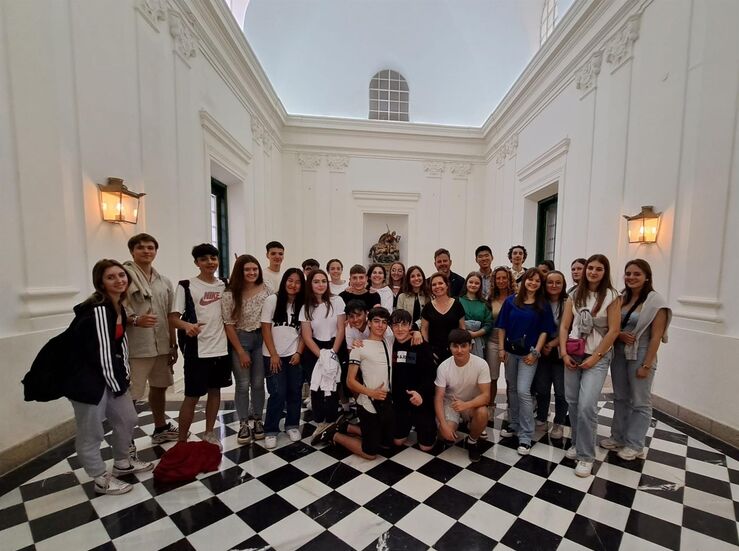 Alumnado y profesorado de Dinant y del IES Norba Caesarina visita Ayuntamiento de Cceres