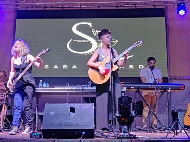 La banda Sara Lugarda se entren el Da de Extremadura en Sierra de Fuentes