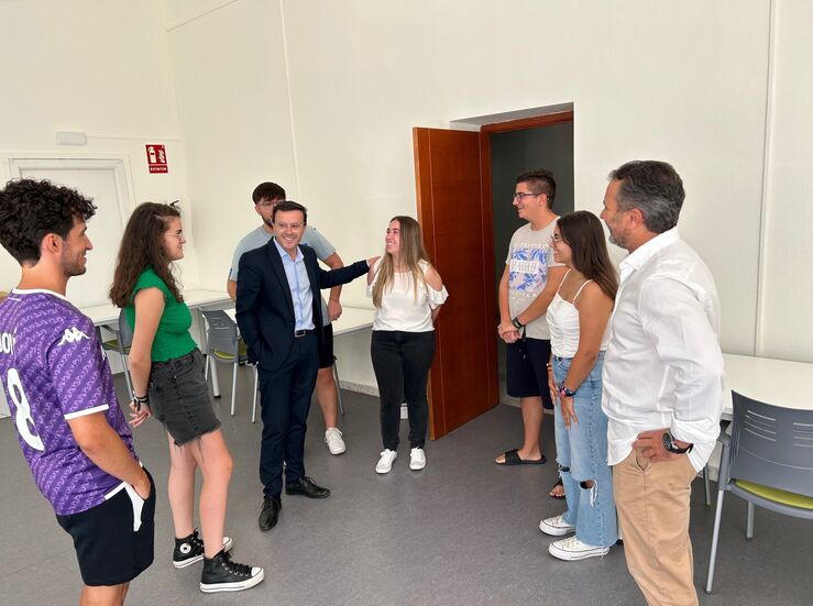 Gallardo visita RU Hernn Corts para dar la bienvenida al nuevo curso a los alumnos