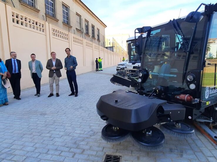 Renovada maquinaria de limpieza de Badajoz con seis barredoras o un furgn hidrolimpiador