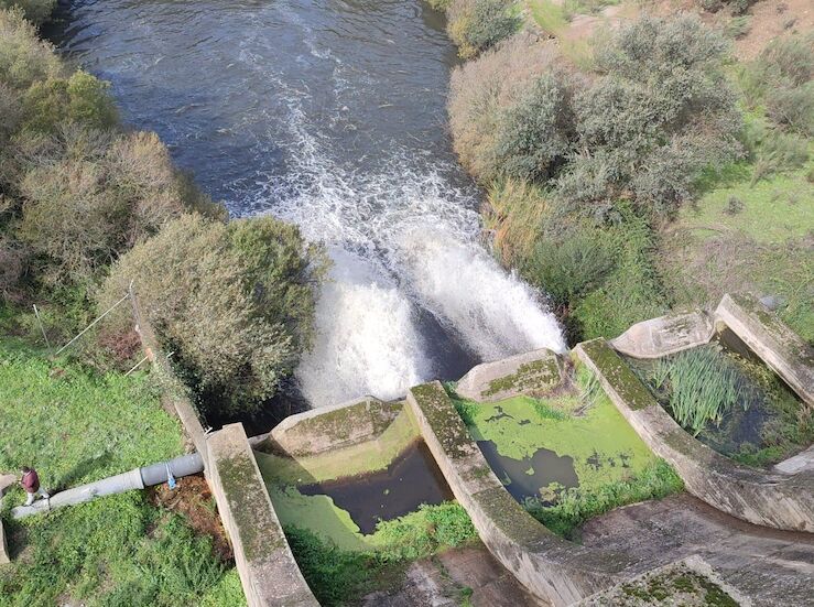 El embalse del Guadiloba de Cceres empieza a aliviar agua de manera controlada