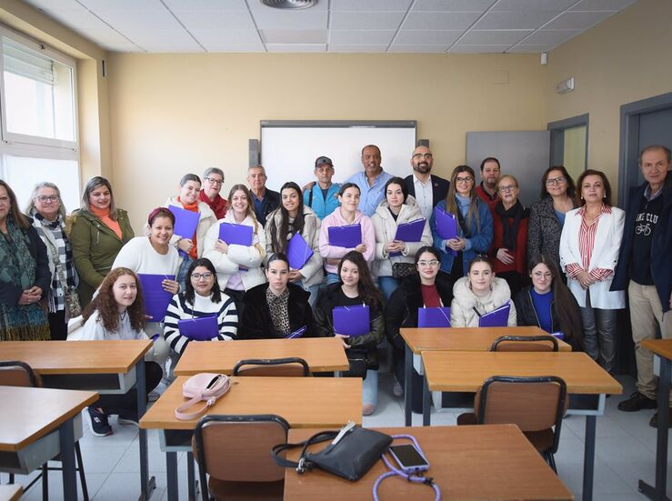 En Mrida 16 alumnas inician curso dependienta organizado por San Vicente de Pal
