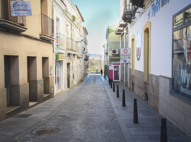 La calle del Puente en Mrida se corta al trfico por obras en un inmueble 