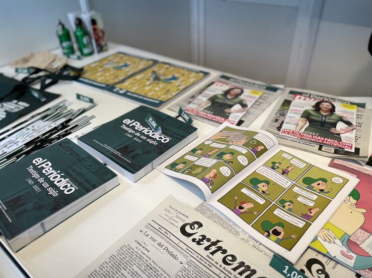 La Feria del Libro de Cceres llena el Paseo de Cnovas de actividades por San Jorge