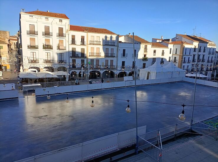 La empresa Donaelia instalar y gestionar la pista de hielo de la Plaza Mayor de Cceres 