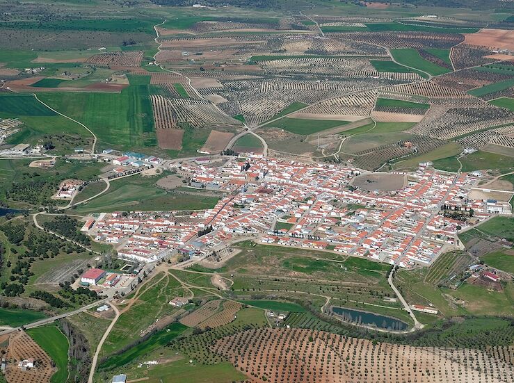 La Junta recepciona dos obras en Maguilla y Valencia de las Torres por 520000