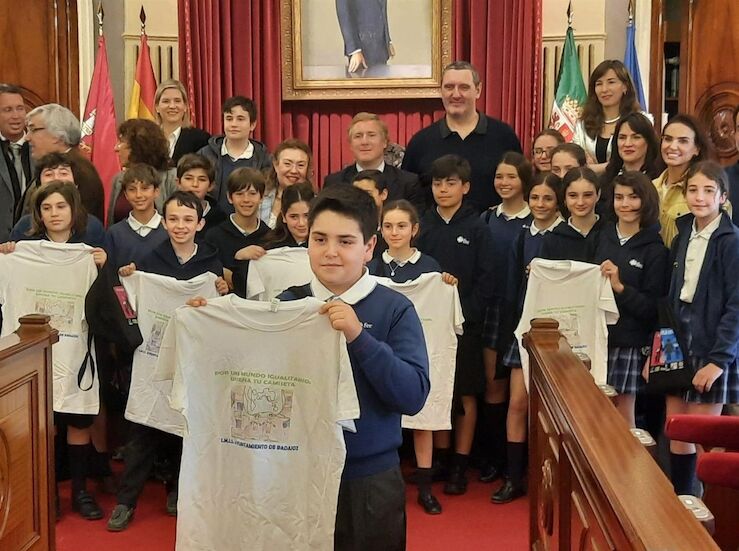 Diego Mera gana el concurso Por un mundo igualitario disea tu camiseta de Badajoz 