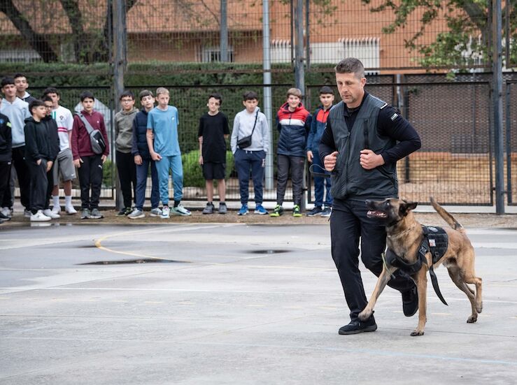 La unidad canina de la Polica Local de Mrida se exhibe en el IES Emrita Augusta