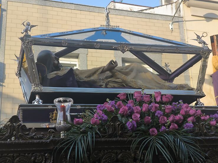 Las Angustias la Esperanza y el Santo Entierro realzan el Viernes Santo emeritense