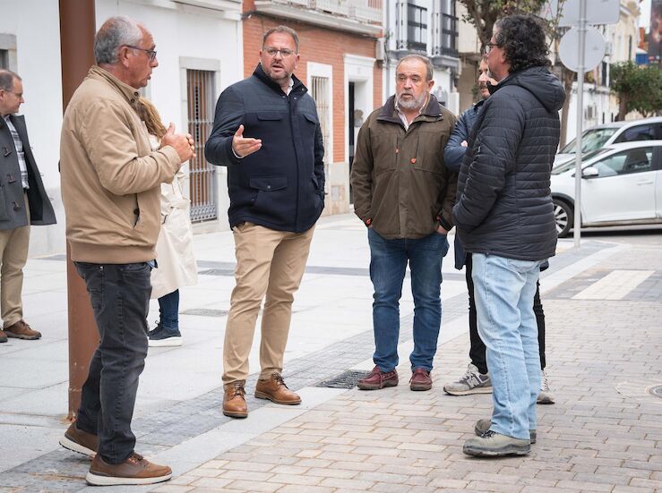 Osuna visita la Rambla y la Puerta de la Villa tras su transformacin en plataforma nica