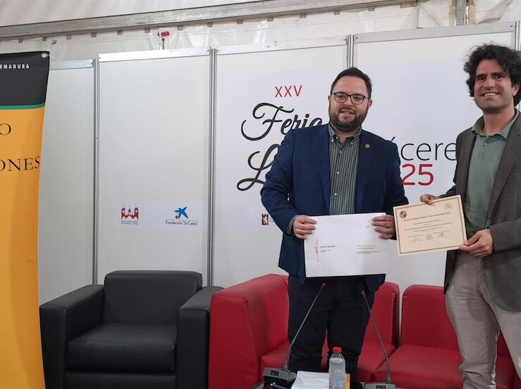 Francisco Luis LpezArza Mora gana el Premio pera Prima Ana Holgado de la UEx