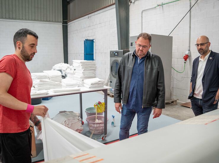 El alcalde visita LavaMrida una nueva lavandera industrial 