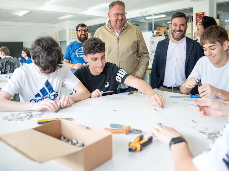 Alumnado del IES Senz Buruaga elabora artesanalmente la moneda oficial de Emerita Lvdica