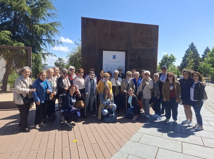 Los mayores del programa Lazos visitan la casa del anfiteatro de Mrida