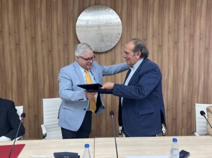 La UEx y Caja Rural sellan una alianza para impulsar el talento universitario