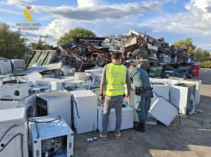 La Guardia Civil destapa en Mrida una chatarrera ilegal con toneladas de residuos