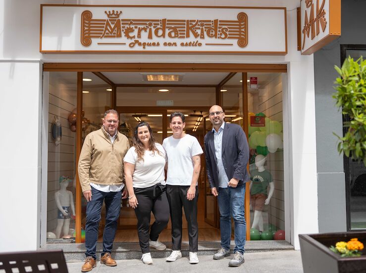 El alcalde visita Mrida Kids una nueva tienda de moda infantil y juvenil 