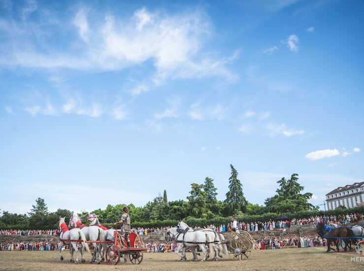 Ms 5000 personas disfrutan de primera carrera de cuadrigas en Emerita Lvdica