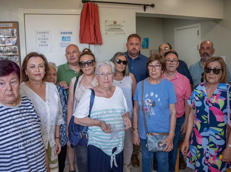 El alcalde de Mrida descubre una placa en honor a Toms Liberal Bachiller