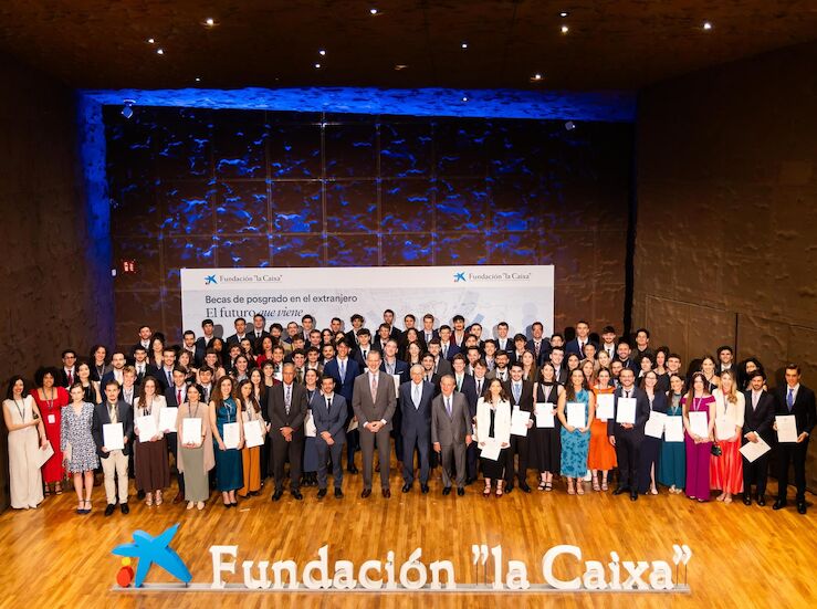 Dos alumnas extremeas reciben una beca de la Fundacin la Caixa para cursar un posgrado