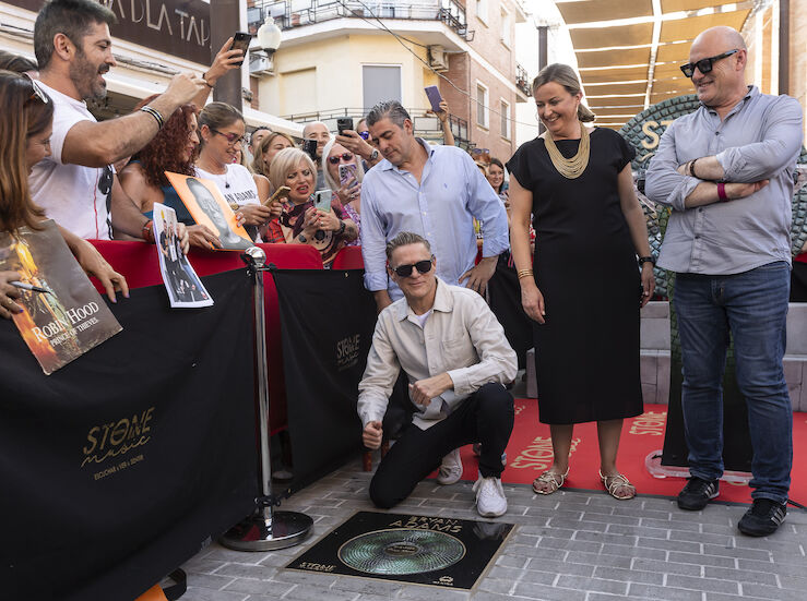 El vinilo de Bryan Adams ya brilla en Camino de la Msica de Mrida