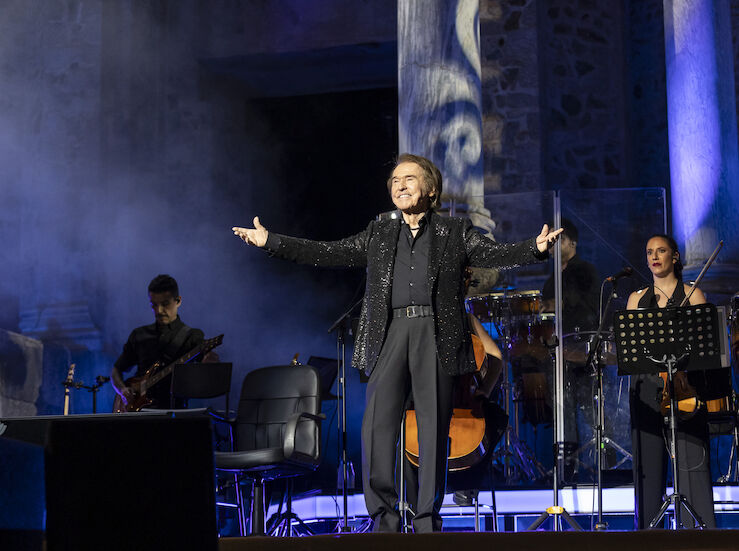 Raphael regresa a los escenarios en una noche de escndalo en el Teatro Romano de Mrida