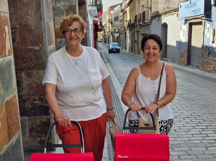 Ayuntamiento Mrida entrega carritos compra sorteados en campaa fomento comercio local