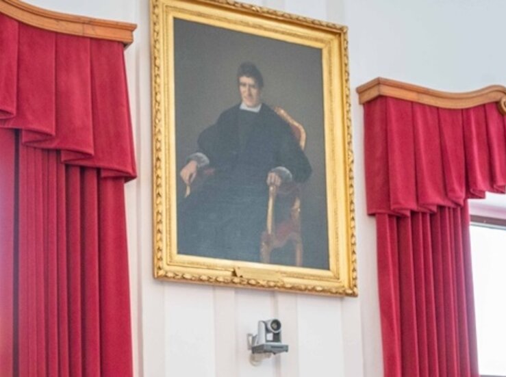 Descendiente de Jos Mara Calatrava conoce retrato del poltico en Ayuntamiento Mrida