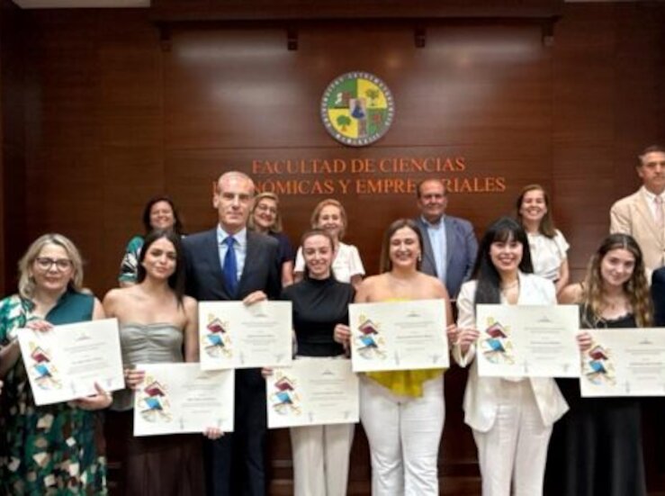 Caja Rural premia excelencia acadmica en Facultad de Ciencias Econmicas y Empresariales