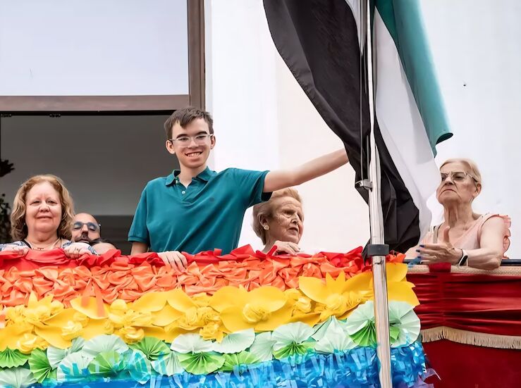 En Mrida 100 personas participan en la elaboracin de la bandera colaborativa LGTBI