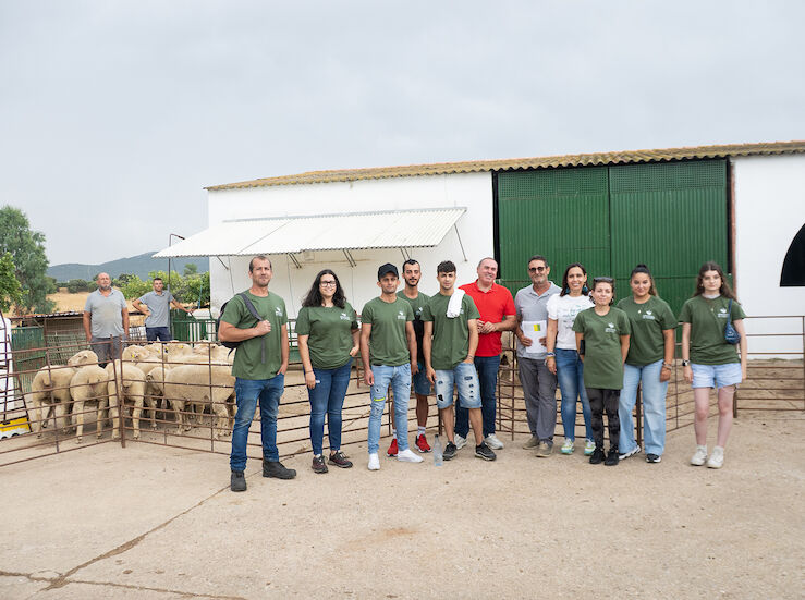 Alumnado Escuela de Pastores visita instalaciones ganaderas de El Cuartillo en Cceres