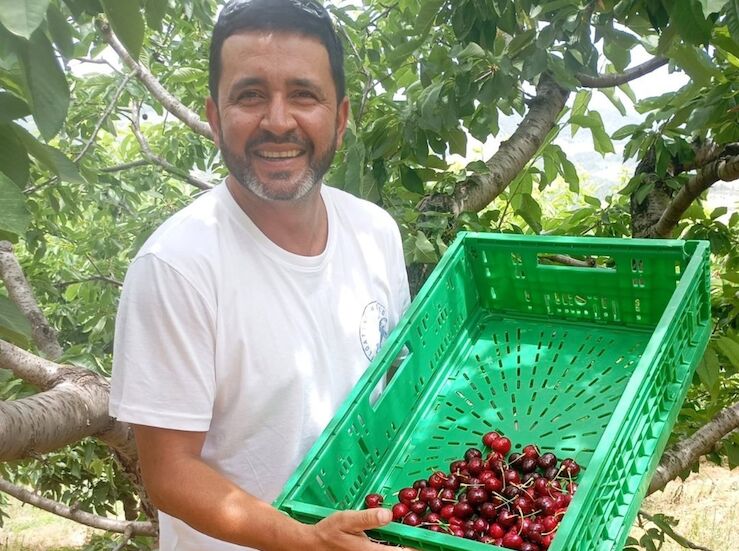 UPAUCE forma a un joven agricultor en una explotacin modelo de Caminomorisco 