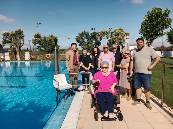 Guarea instala un innovador equipamiento inclusivo en su piscina municipal