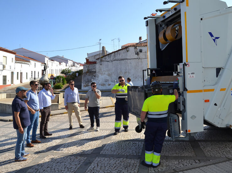 Higuera la Real y las pedanas de Jerez estrenan camin recolector de residuos