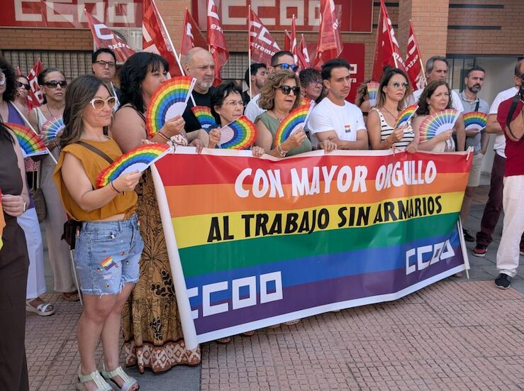 CCOO se concentra en Mrida en defensa de derechos colectivo LGTBI ante ola reaccionaria