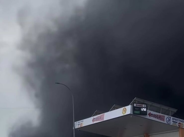 Un incendio calcina dos naves y varias furgonetas en polgono industrial El Prado Mrida