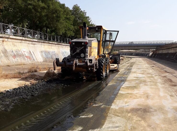 El Ayuntamiento de Mrida realiza la limpieza peridica del cauce del ro Albarregas 