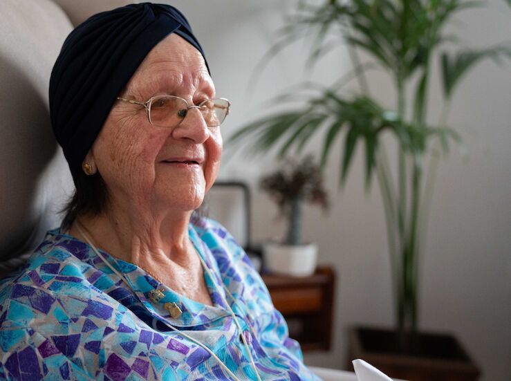 Mara Brazo recibe el escudo de oro de Mrida al haber cumplido 100 aos