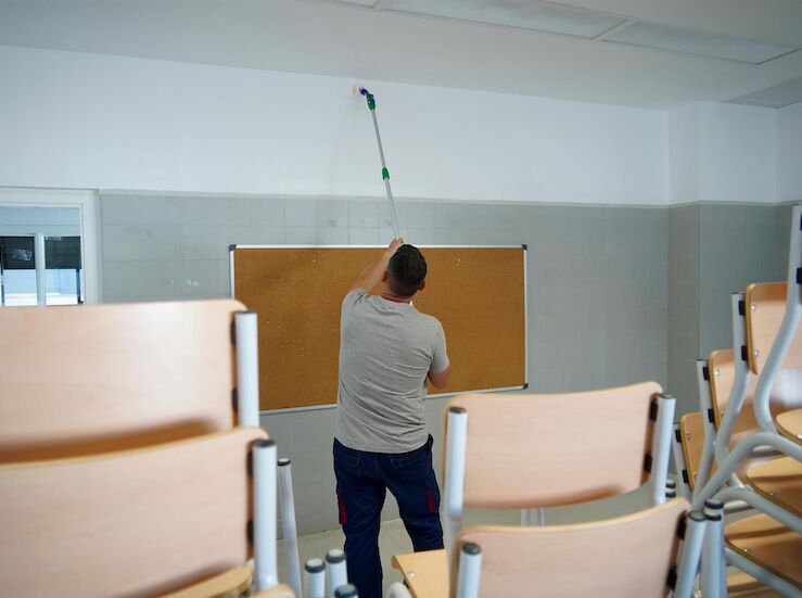 Comienza mantenimiento y limpieza en los 36 centros educativos de Badajoz y sus pedanas